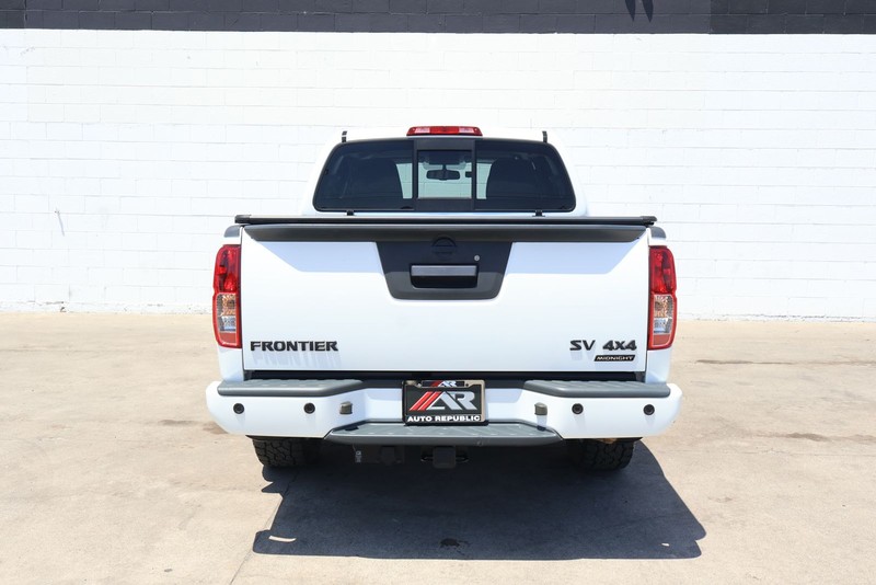 Nissan Frontier Vehicle Full-screen Gallery Image 06