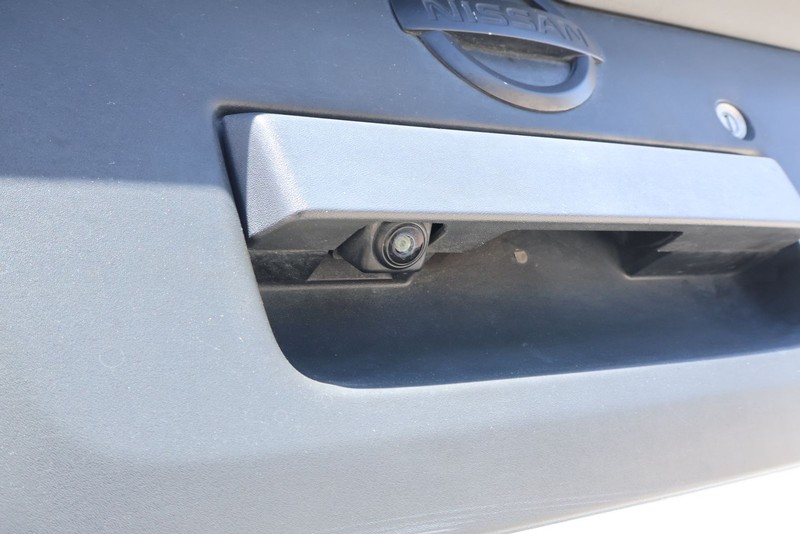 Nissan Frontier Vehicle Full-screen Gallery Image 08