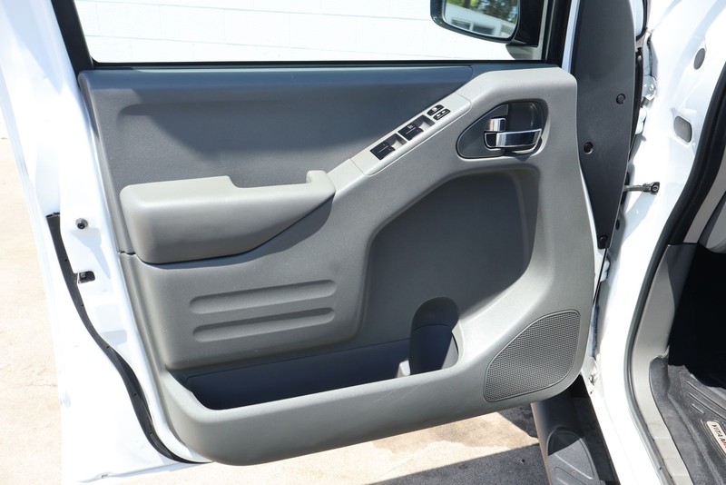 Nissan Frontier Vehicle Full-screen Gallery Image 18