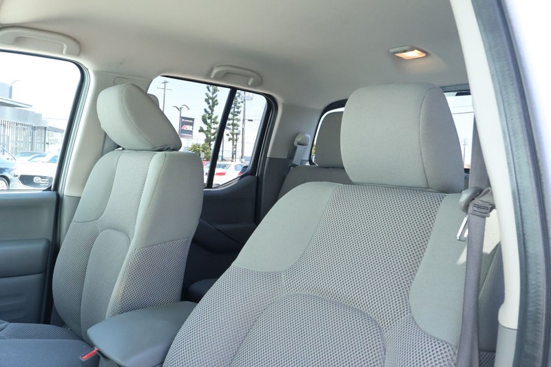 Nissan Frontier Vehicle Full-screen Gallery Image 21