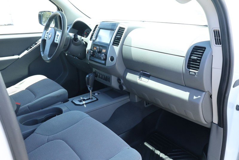 Nissan Frontier Vehicle Full-screen Gallery Image 22