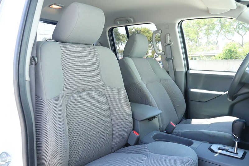 Nissan Frontier Vehicle Full-screen Gallery Image 23