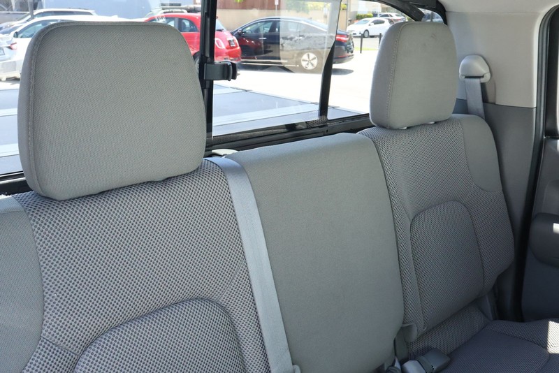 Nissan Frontier Vehicle Full-screen Gallery Image 24