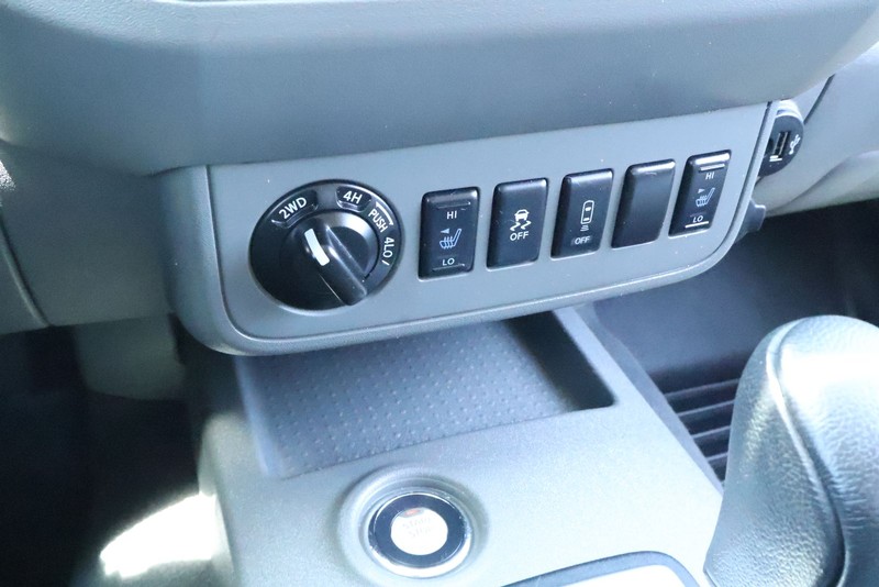 Nissan Frontier Vehicle Full-screen Gallery Image 32