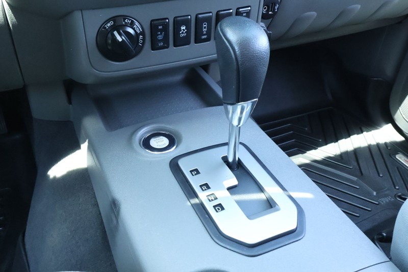 Nissan Frontier Vehicle Full-screen Gallery Image 33