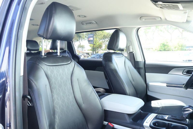 Kia Carnival Vehicle Full-screen Gallery Image 23