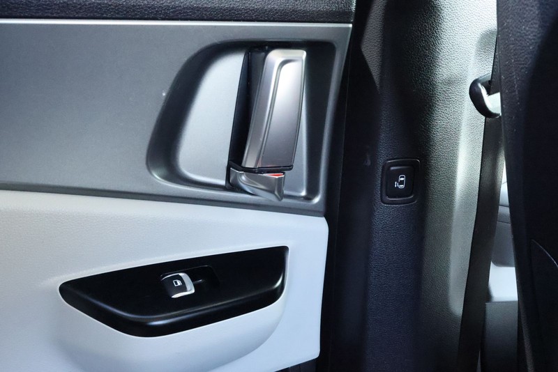 Kia Carnival Vehicle Full-screen Gallery Image 24