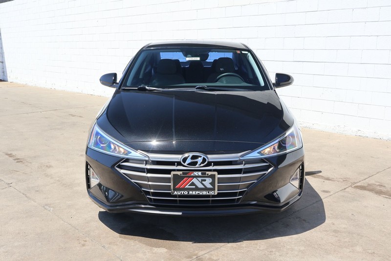 Hyundai Elantra Vehicle Full-screen Gallery Image 02