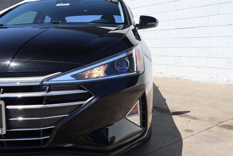 Hyundai Elantra Vehicle Full-screen Gallery Image 03