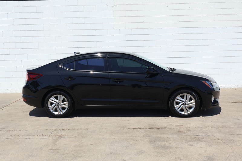 Hyundai Elantra Vehicle Full-screen Gallery Image 04
