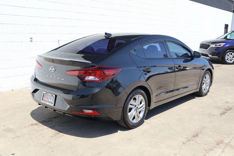 Hyundai Elantra Vehicle Full-screen Gallery Image 05