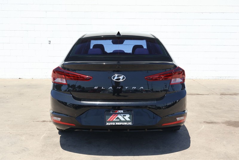 Hyundai Elantra Vehicle Full-screen Gallery Image 06