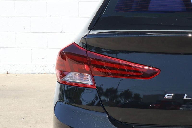 Hyundai Elantra Vehicle Full-screen Gallery Image 07