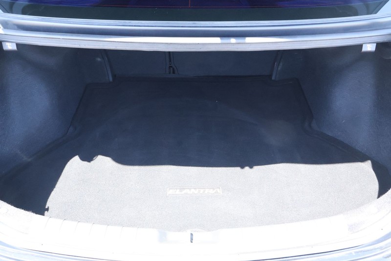 Hyundai Elantra Vehicle Full-screen Gallery Image 09