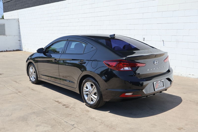 Hyundai Elantra Vehicle Full-screen Gallery Image 10