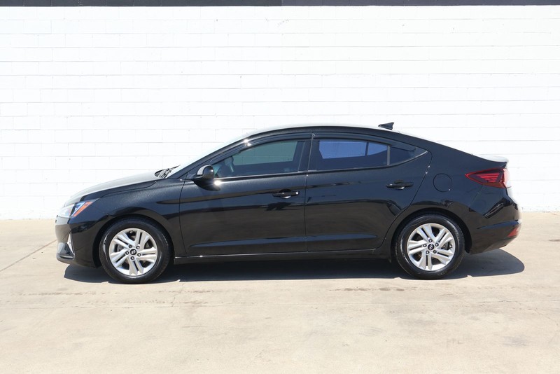 Hyundai Elantra Vehicle Full-screen Gallery Image 11