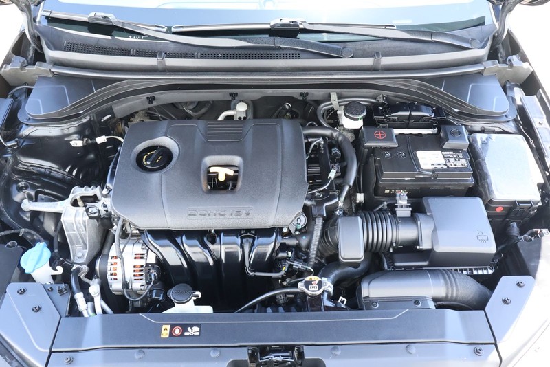 Hyundai Elantra Vehicle Full-screen Gallery Image 13