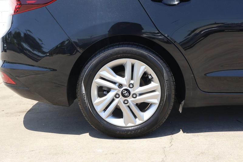 Hyundai Elantra Vehicle Full-screen Gallery Image 14