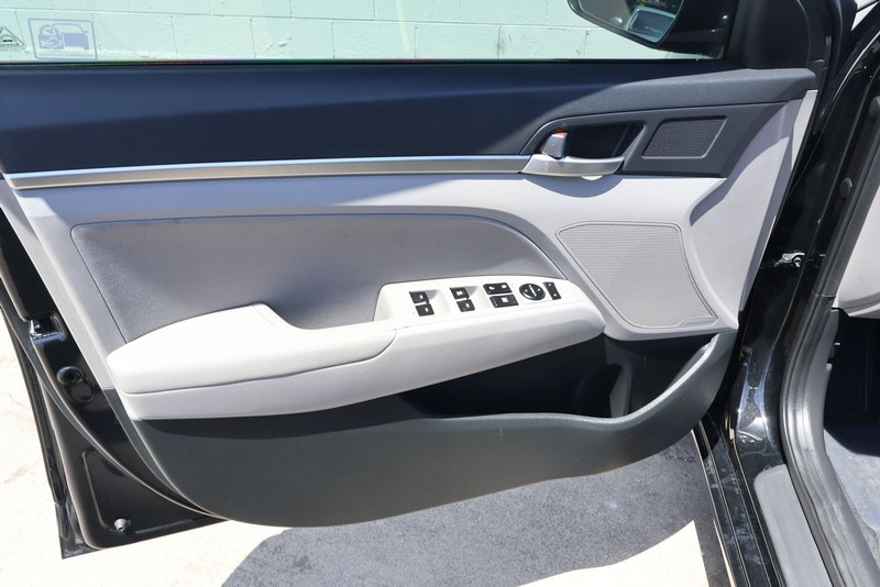 Hyundai Elantra Vehicle Full-screen Gallery Image 15