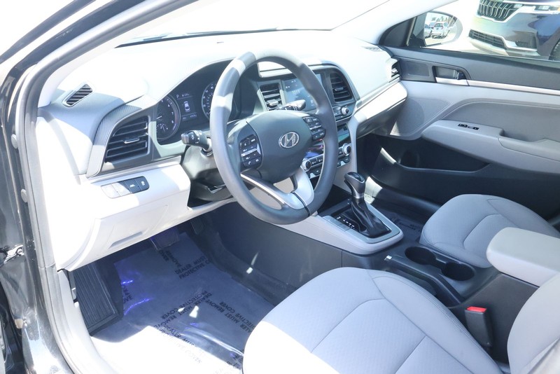 Hyundai Elantra Vehicle Full-screen Gallery Image 16