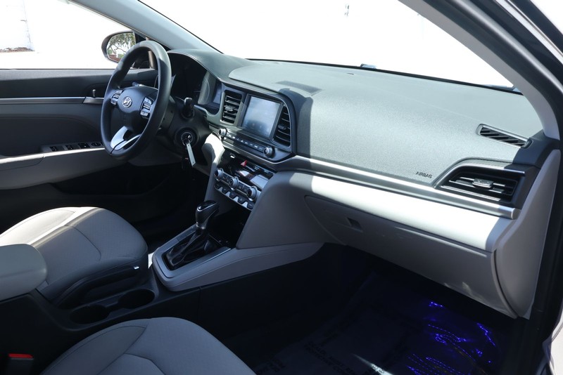 Hyundai Elantra Vehicle Full-screen Gallery Image 19