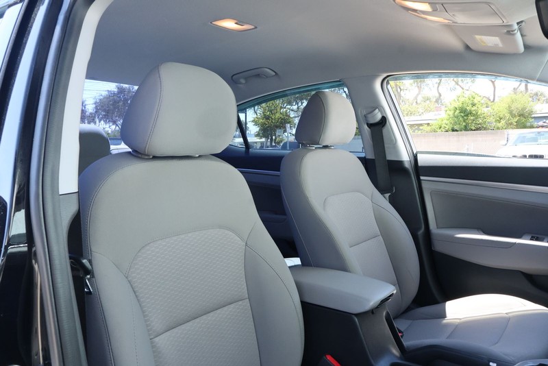 Hyundai Elantra Vehicle Full-screen Gallery Image 20