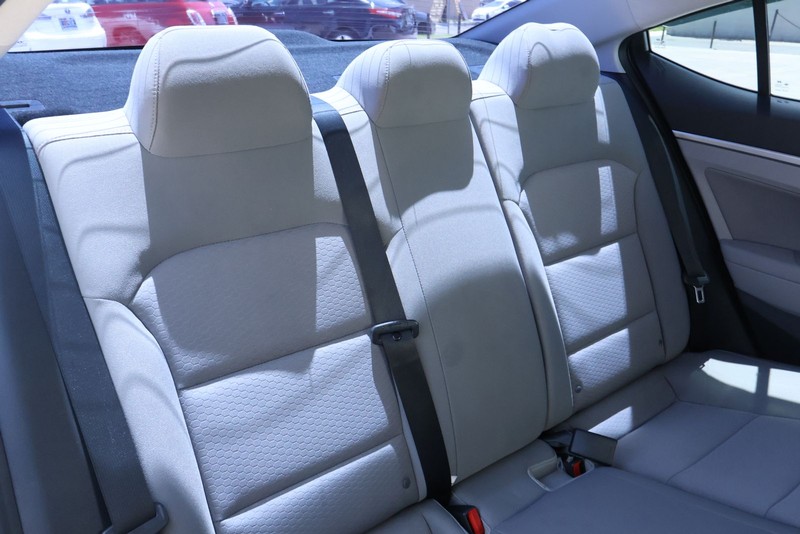 Hyundai Elantra Vehicle Full-screen Gallery Image 21