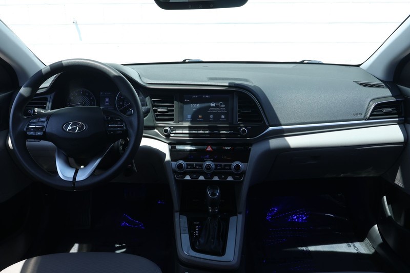 Hyundai Elantra Vehicle Full-screen Gallery Image 22
