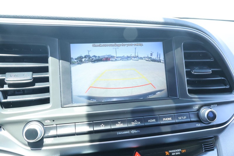Hyundai Elantra Vehicle Full-screen Gallery Image 27