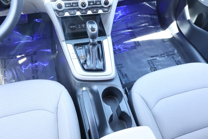 Hyundai Elantra Vehicle Full-screen Gallery Image 28