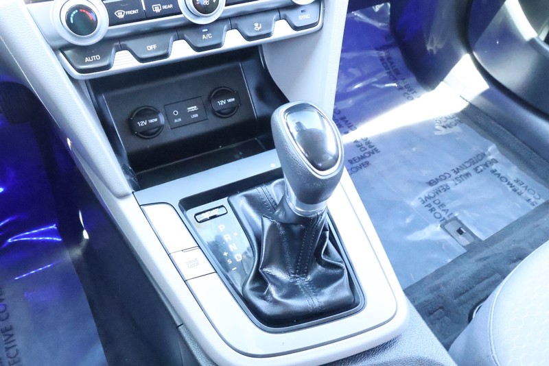 Hyundai Elantra Vehicle Full-screen Gallery Image 29