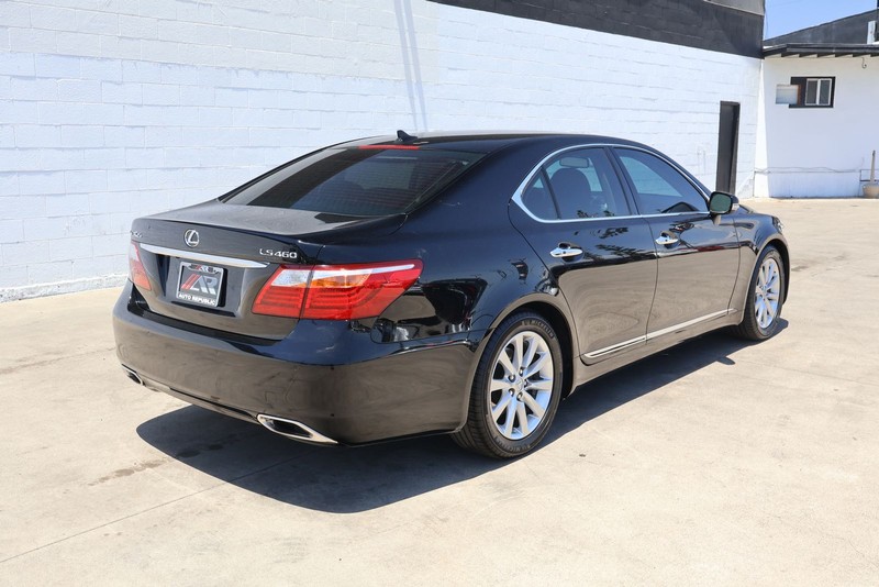 Lexus LS 460 Vehicle Full-screen Gallery Image 05