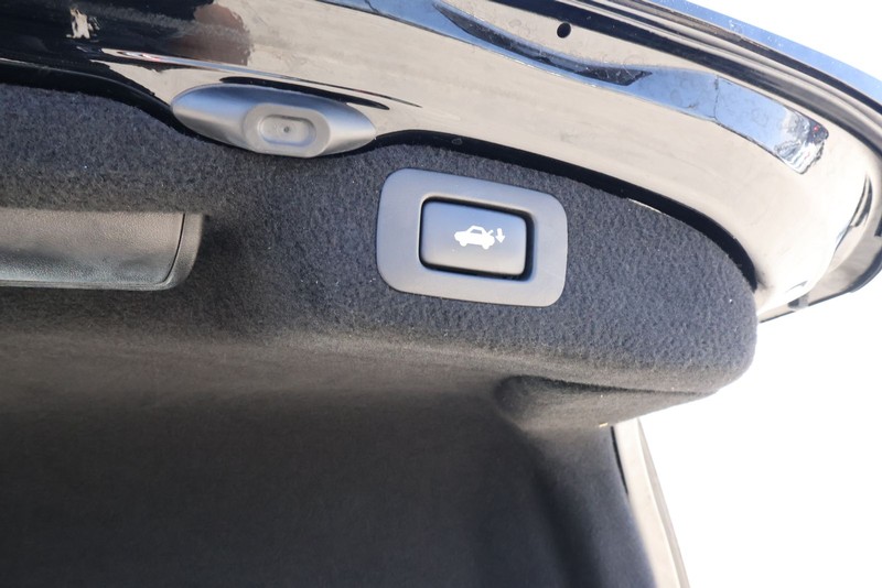 Lexus LS 460 Vehicle Full-screen Gallery Image 09