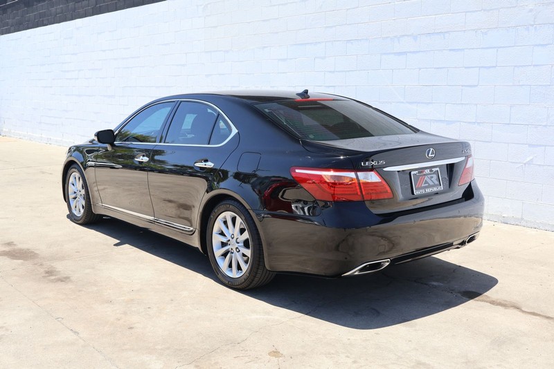 Lexus LS 460 Vehicle Full-screen Gallery Image 10