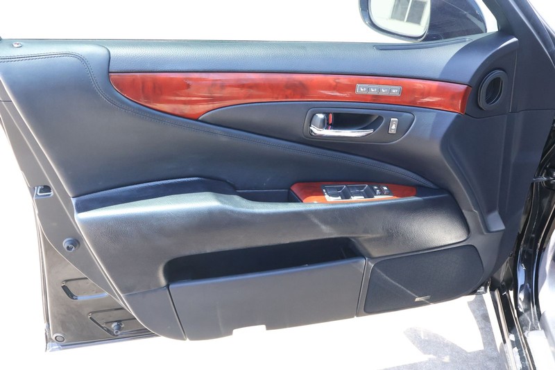 Lexus LS 460 Vehicle Full-screen Gallery Image 16