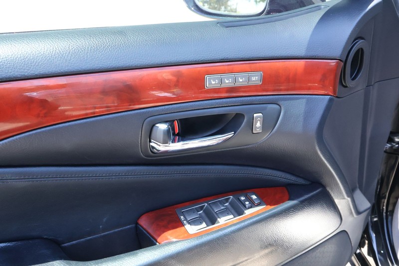 Lexus LS 460 Vehicle Full-screen Gallery Image 17