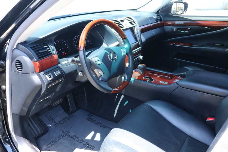 Lexus LS 460 Vehicle Full-screen Gallery Image 19