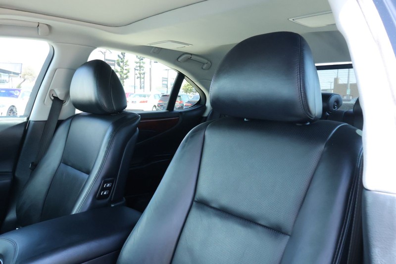 Lexus LS 460 Vehicle Full-screen Gallery Image 23