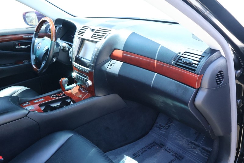 Lexus LS 460 Vehicle Full-screen Gallery Image 24