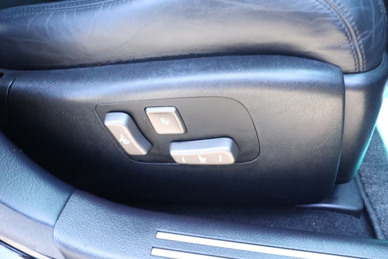 Lexus LS 460 Vehicle Full-screen Gallery Image 25