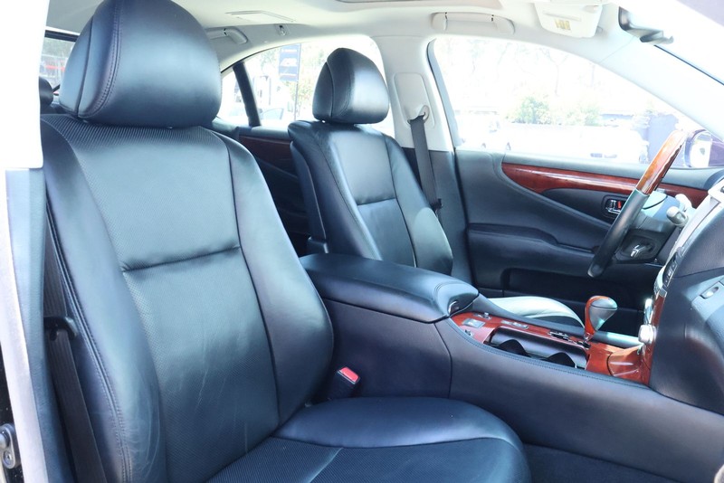 Lexus LS 460 Vehicle Full-screen Gallery Image 26