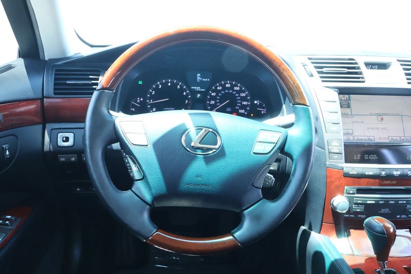 Lexus LS 460 Vehicle Full-screen Gallery Image 31