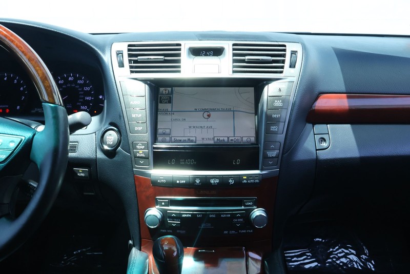 Lexus LS 460 Vehicle Full-screen Gallery Image 32