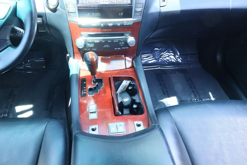 Lexus LS 460 Vehicle Full-screen Gallery Image 35