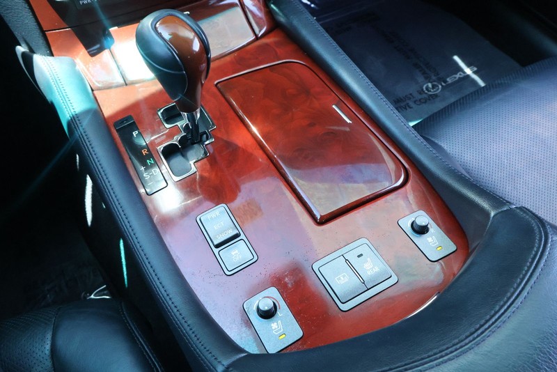 Lexus LS 460 Vehicle Full-screen Gallery Image 36