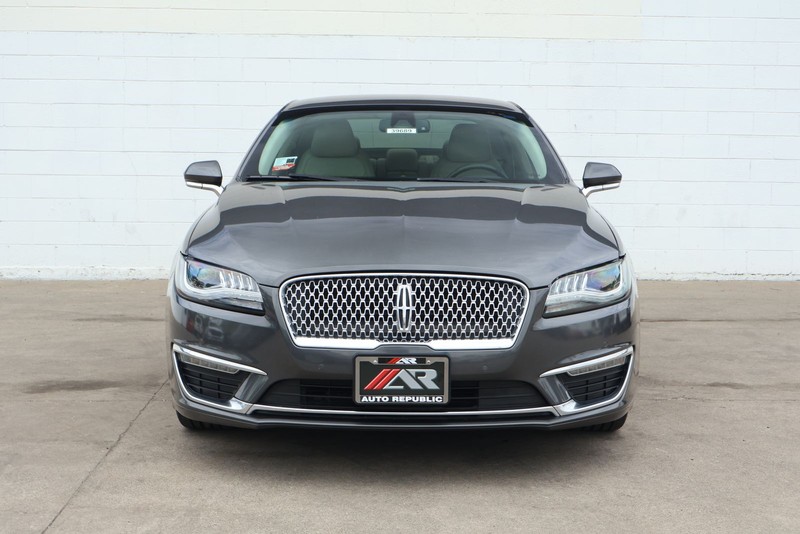 Lincoln MKZ Vehicle Full-screen Gallery Image 02