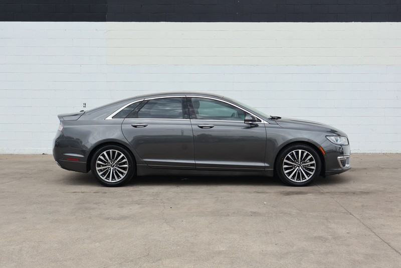 Lincoln MKZ Vehicle Full-screen Gallery Image 04
