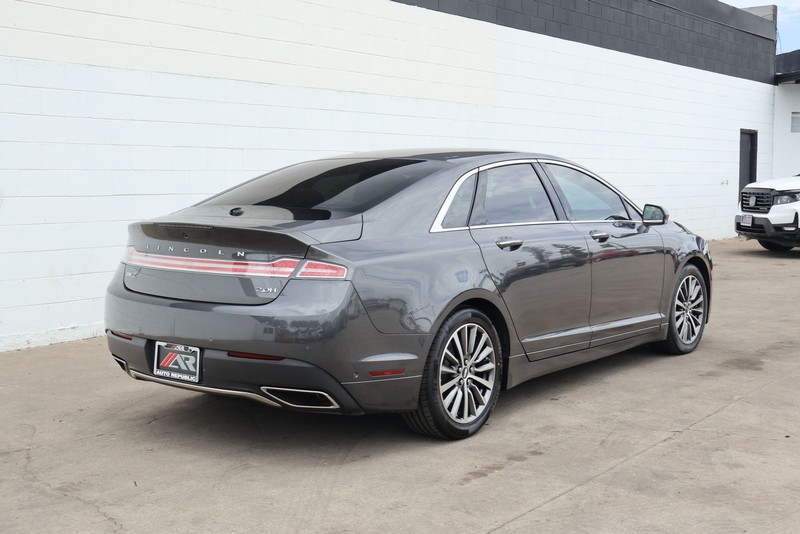 Lincoln MKZ Vehicle Full-screen Gallery Image 05