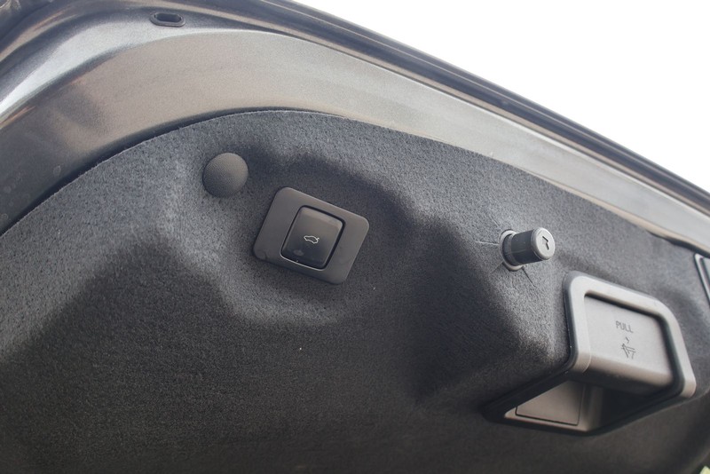 Lincoln MKZ Vehicle Full-screen Gallery Image 09