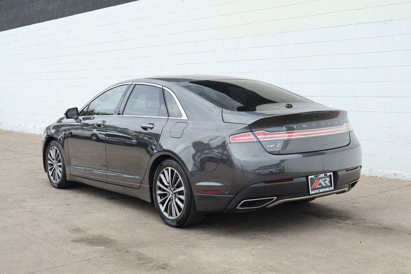 Lincoln MKZ Vehicle Full-screen Gallery Image 10